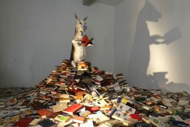 “L’arte è un romanzo”, in mostra: quando le parole diventano immagini