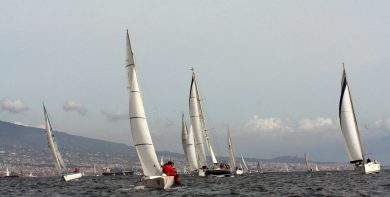 150 vele in acqua nel Golfo di Napoli. E Domenica tocca ai catamarani