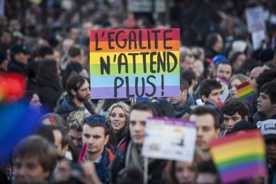 Si alle nozze gay in Francia. Gli italiani pronti a partire