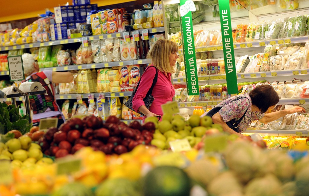 Crisi: 9 donne su 10 tagliano la spesa, e tornano al fai da te