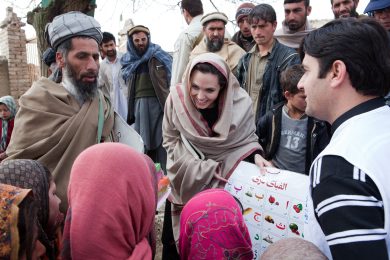 Angelina Jolie, l’angelo delle bambine di Kabul