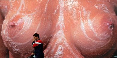 Perché agli uomini piace il seno? Mentre alle donne..