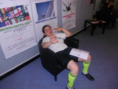 Donna arbitro insultata e picchiata: “Ma tornerò sui campi”