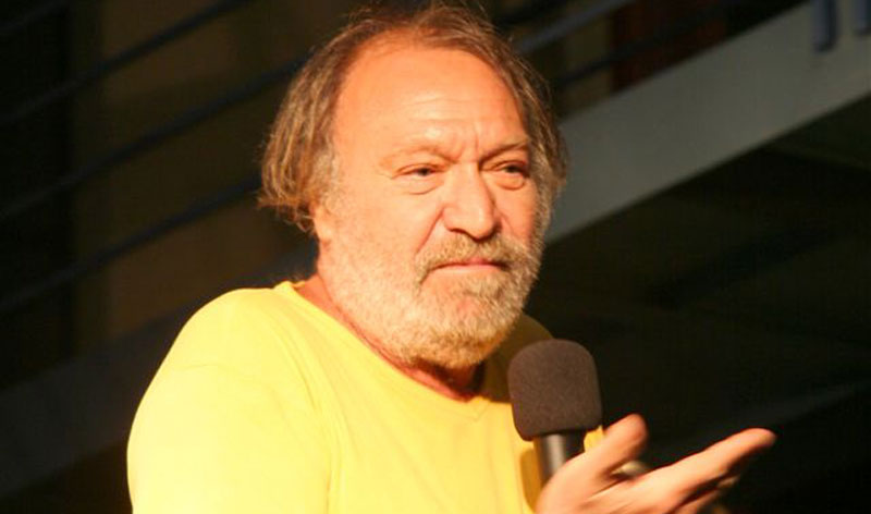 È morto Carlo Monni, il giullare toscanaccio nato bruco – I video È morto Carlo Monni, il giullare toscanaccio nato bruco – I video