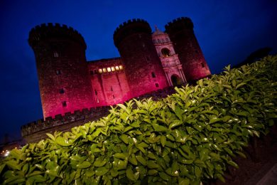 Il Maschio Angioino in rosa e altre foto del giorno, 17.5.13