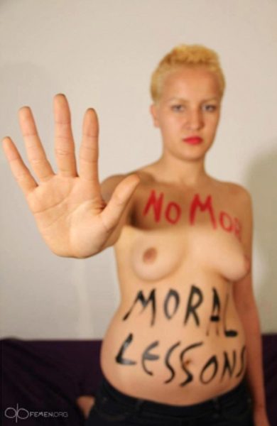 Amina ancora a seno nudo e altre foto del giorno, 3.5.2013