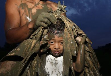 Filippine, il rito del fango per San Giovanni