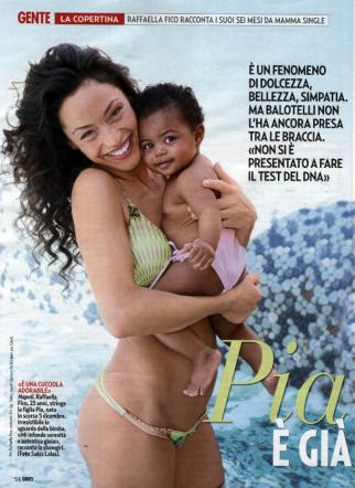 Raffaella Fico, mamma single sexy in bikini