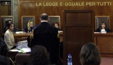 Sette anni a Berlusconi. “Violenza inaudita, resisterò”