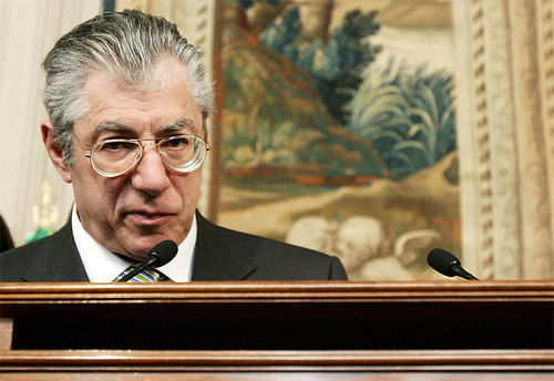 Bossi sfida Maroni: Un illuso chi mi vuol sfrattare da via Bellerio Bossi sfida Maroni: Un illuso chi mi vuol sfrattare da via Bellerio