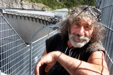 “Guida poco che devi bere”, i consigli di Mauro Corona sull’alcool