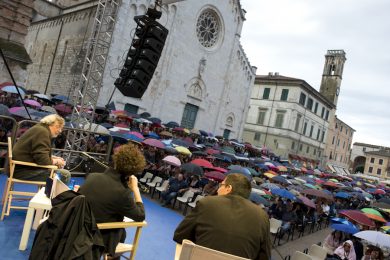 Francesco Guccini: adesso faccio lo scrittore a tempo pieno (video)