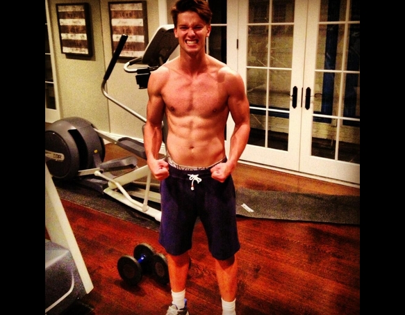 Schwarzenegger mostra i muscoli (ma è il figlio)