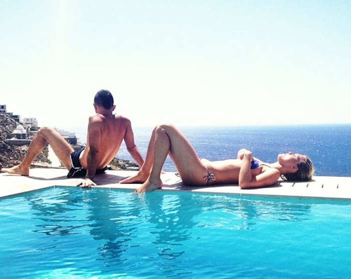 Tutti al mare. Le vacanze social dei vip Tutti al mare. Le vacanze social dei vip