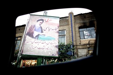 Teheran vista da un finestrino