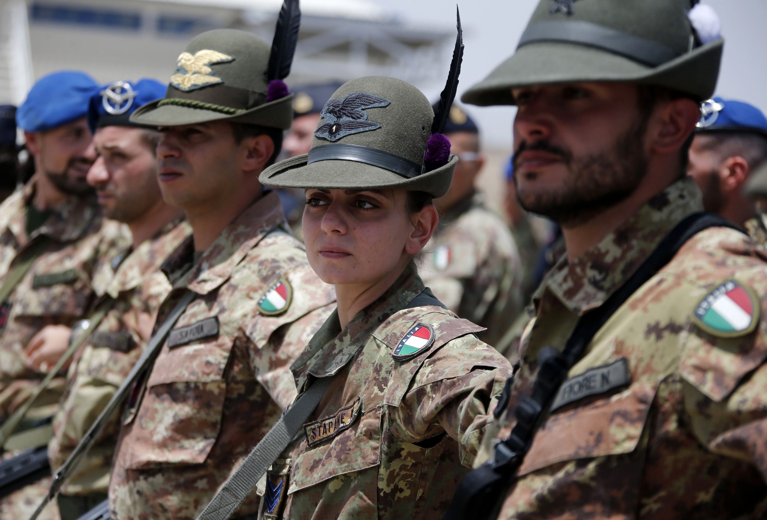 L’esercito dichiara guerra a barba e pizzetto