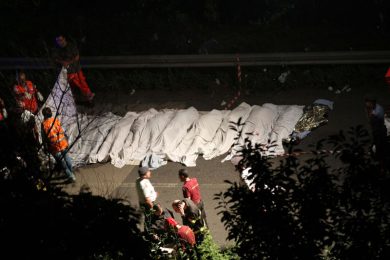 Tragedia in autostrada, autobus precipita da un viadotto
