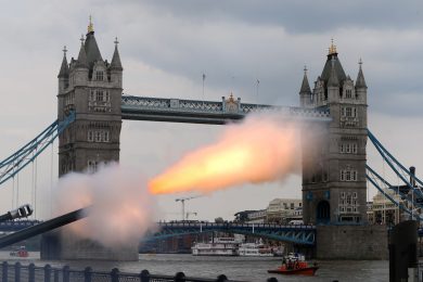 Salve di cannone per il Royal Baby e altre foto del giorno, 23.7.13