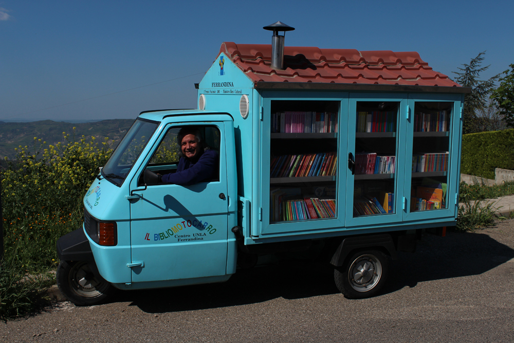 I libri mettono le ruote: il Bibliomotocarro I libri mettono le ruote: il Bibliomotocarro