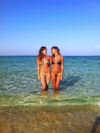 Belén: “sfida” a colpi di bikini con la sorella Cecilia