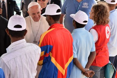 Bossi: “Papa Francesco fa il suo mestiere”