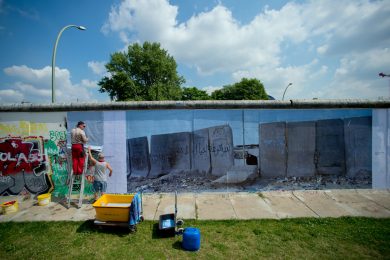 Il muro di Cisgiordania a Berlino e altre foto del giorno, 9.7.13