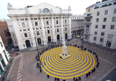 Caschi gialli in Piazza Affari e altre foto del giorno, 8.7.13