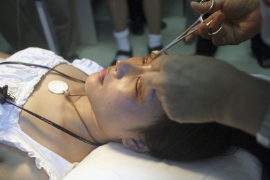 Un intervento di chirurgia plastica, il regalo perfetto per gli studenti della Corea del Sud