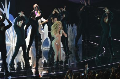 Lady Gaga presenta Applause ai VMA di New York – il video