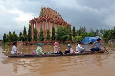 L’alluvione in Cambogia e altre foto del giorno, 27.9.2013