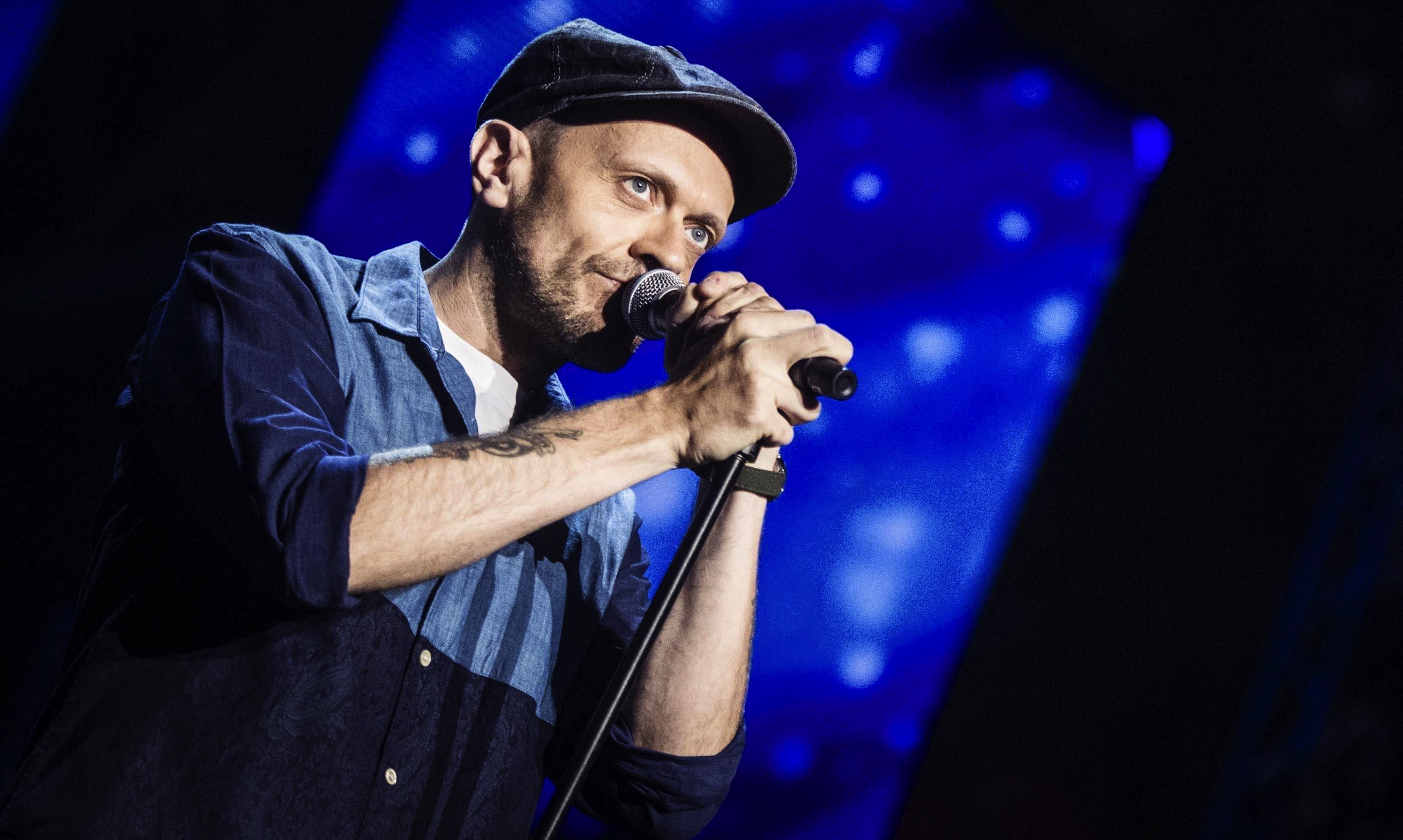 Max Pezzali: “Ragazzo inadeguato”, come tutti noi Max Pezzali: “Ragazzo inadeguato”, come tutti noi