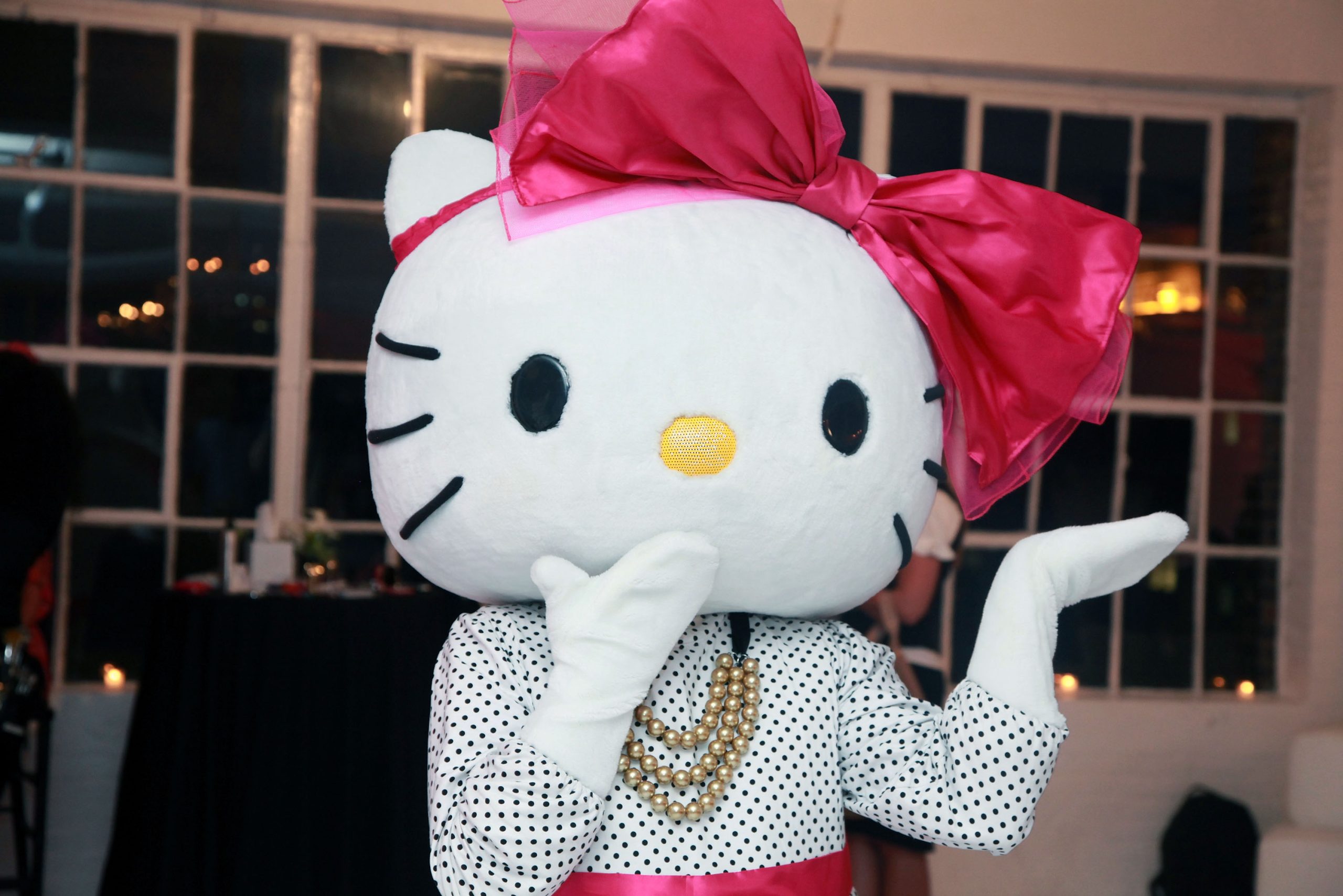 Hello Kitty: compie quarant’anni e si regala una birra