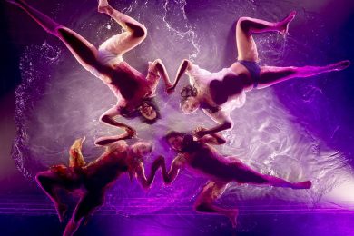 Le sensuali danze acquatiche di Fuerza Bruta a Pechino