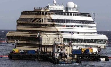 Costa Concordia: rotazione riuscita