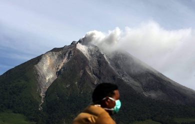Il Monte Sinabung in eruzione e altre foto del giorno, 16.9.2013