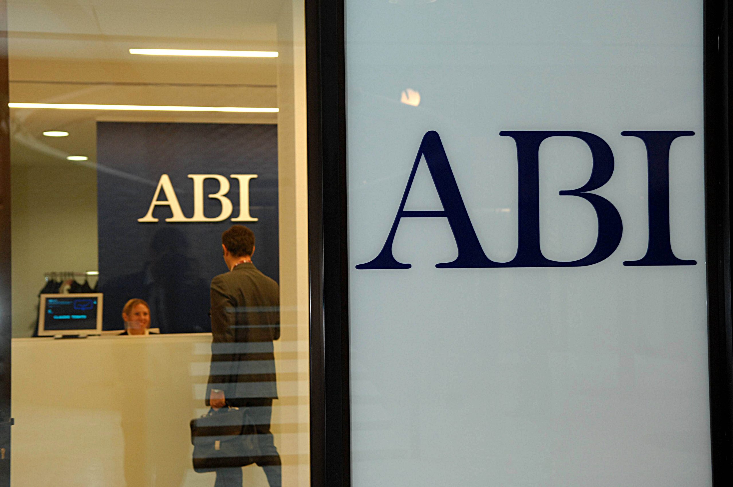 L’Abi disdice il contratto dei bancari: i veri motivi L’Abi disdice il contratto dei bancari: i veri motivi