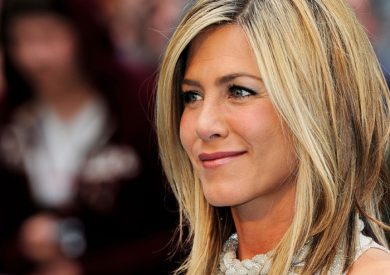 Jennifer Aniston e socie: striptease al cinema