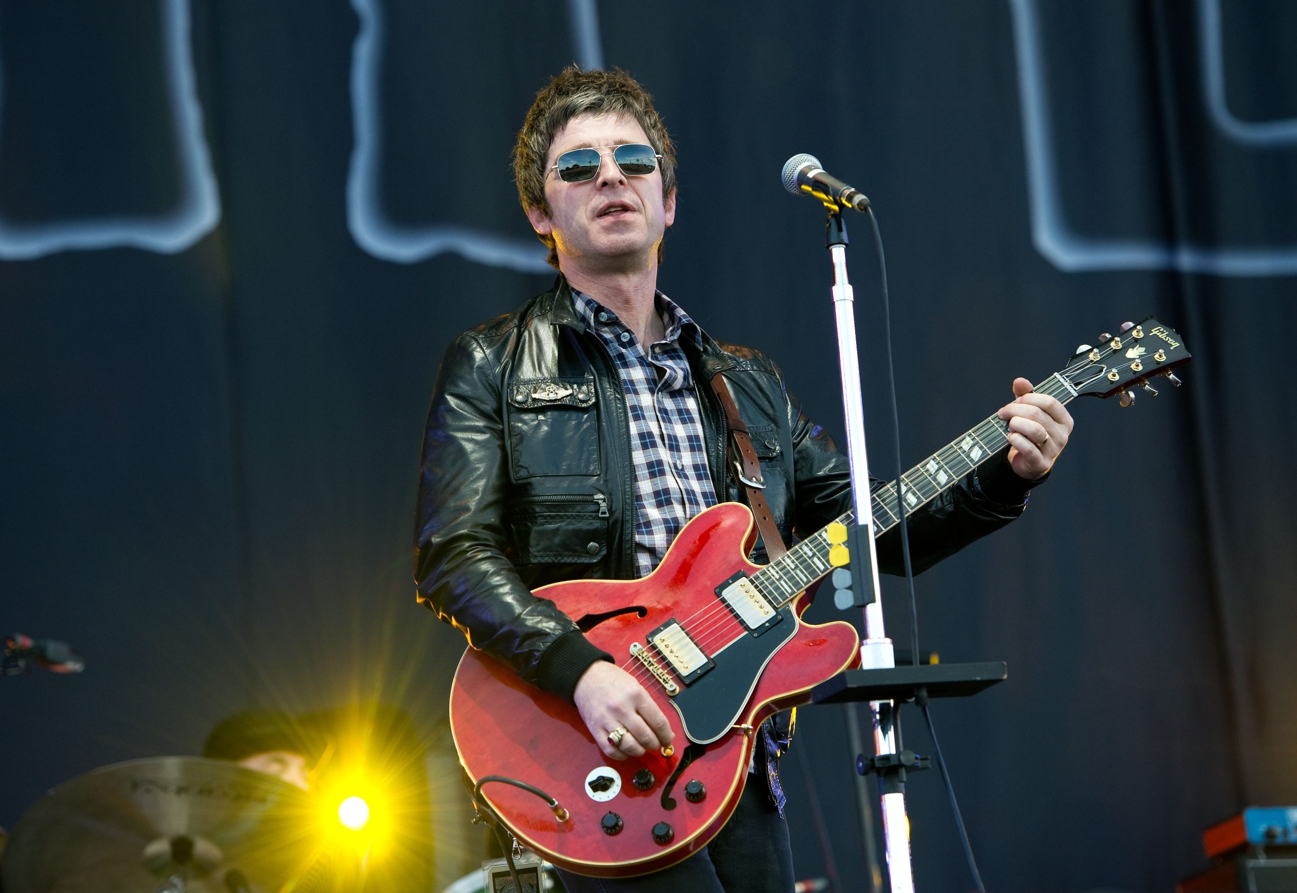 Noel Gallagher ironizza su Rihanna: ‘Ha uno staff di 100 persone, ma a che cosa servono?’