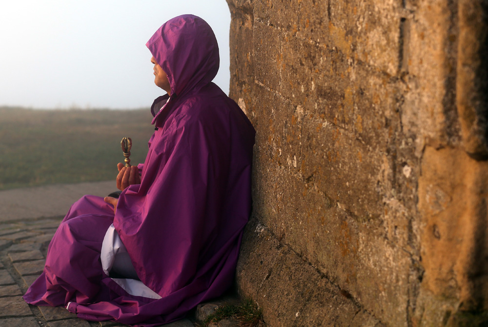 Meditazione all’alba alla Glastonbury Tor Meditazione all’alba alla Glastonbury Tor