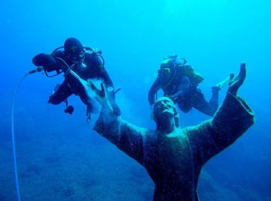 Pulizie al Cristo degli abissi e altre foto del giorno, 4.9.2013