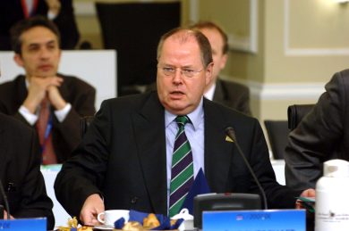 Germania al voto, e il leader Spd diventa una Fiat Punto