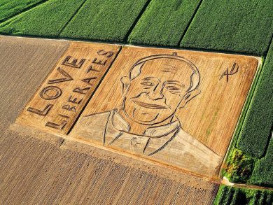 Papa Francesco su campo arato e altre foto del giorno, 3.9.13