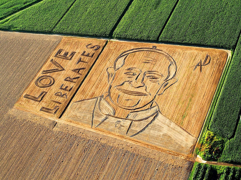 Papa Francesco su campo arato e altre foto del giorno, 3.9.13 Papa Francesco su campo arato e altre foto del giorno, 3.9.13