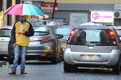 “Butta sotto il parcheggiatore abusivo”. Napoli si ribella