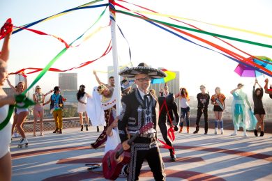 Moby suona su un tetto di Los Angeles – Il video