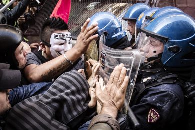 Scontri al corteo per la casa a Roma e altre foto del giorno, 31.10.2013