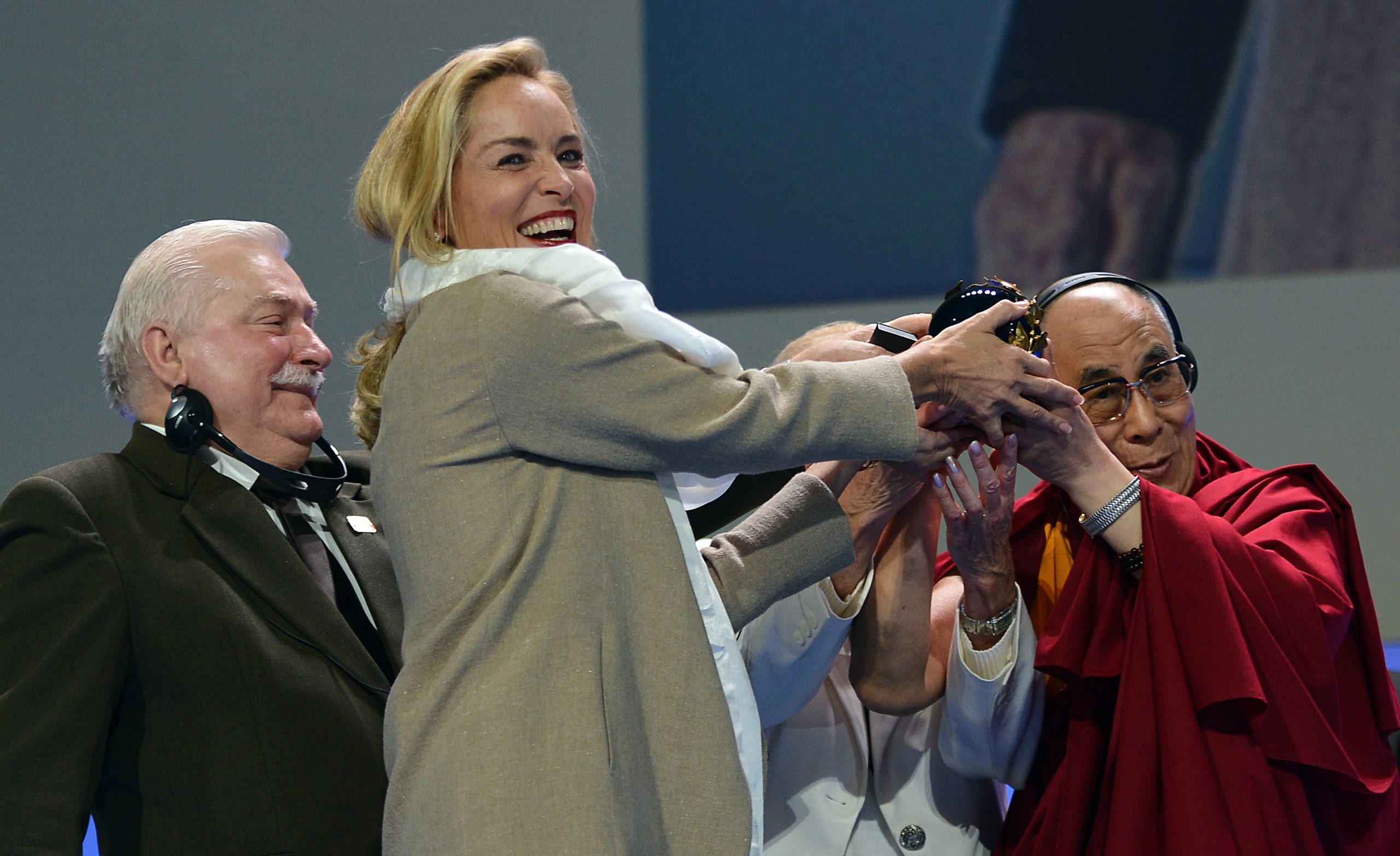 Sharon Stone riceve il premio per la pace dal Dalai Lama