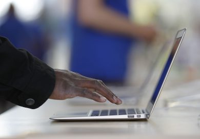 Microsoft attenta: Apple vuole “rubarti” gli utenti PC