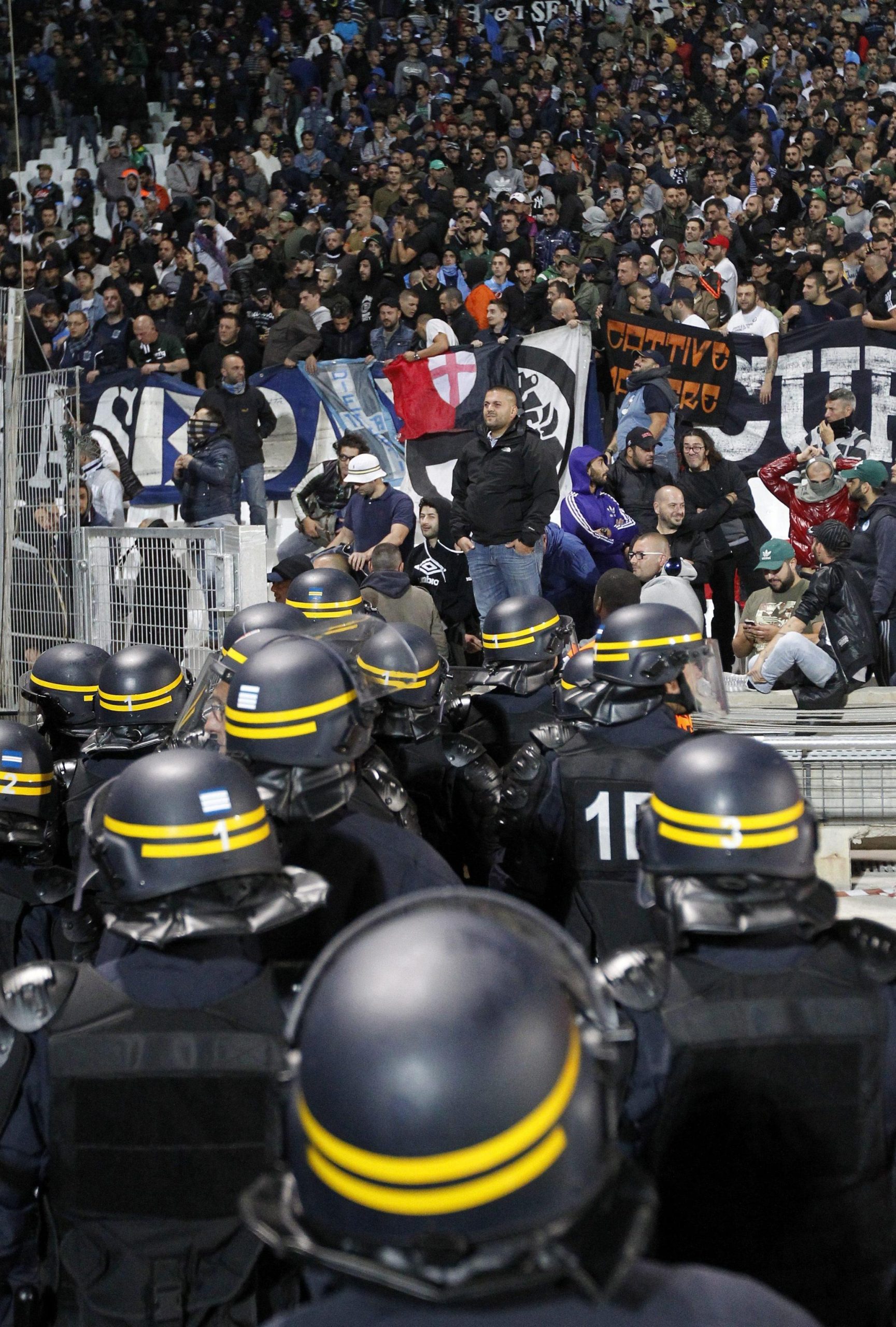 Scontri e feriti, la notte di paura a Marsiglia (VIDEO)