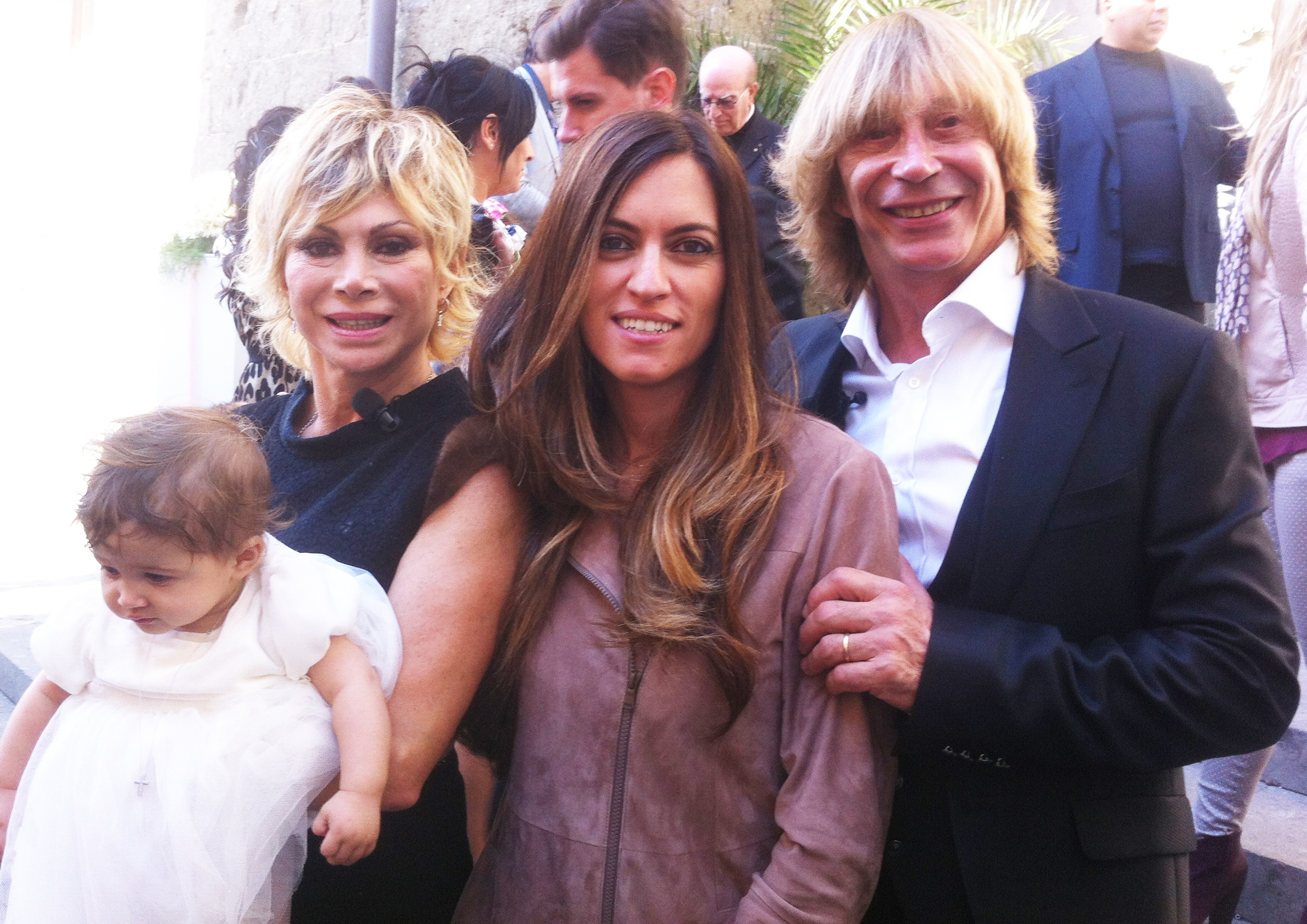 Battesimo “affollato” per Maria, la figlia di Carmen Russo ed Enzo Paolo Turchi Battesimo “affollato” per Maria, la figlia di Carmen Russo ed Enzo Paolo Turchi